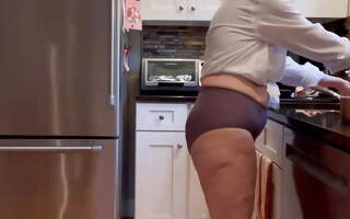 OLDER GILF IN GRANNY PANTIES CLEANS KITCHEN